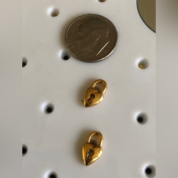 Heart shaped gold tone tone pierced earrings - Picture 2 of 4